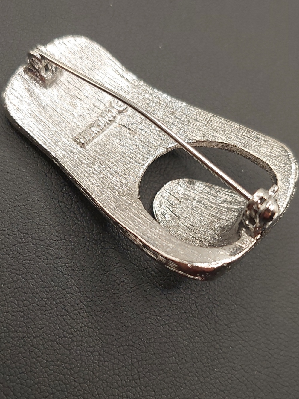 Sarah Coventry Vintage 1973 Hammered Silvertone Glasses Holder Heart Brooch Pin - Picture 4 of 13